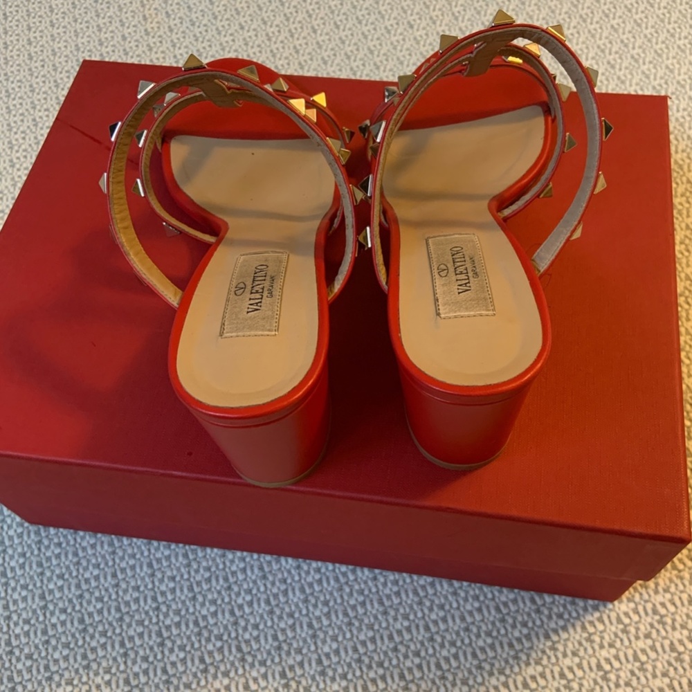 ROCKSTUD CALFSKIN LEATHER SLIDE SANDAL 60 MM - Picture 2 of 3